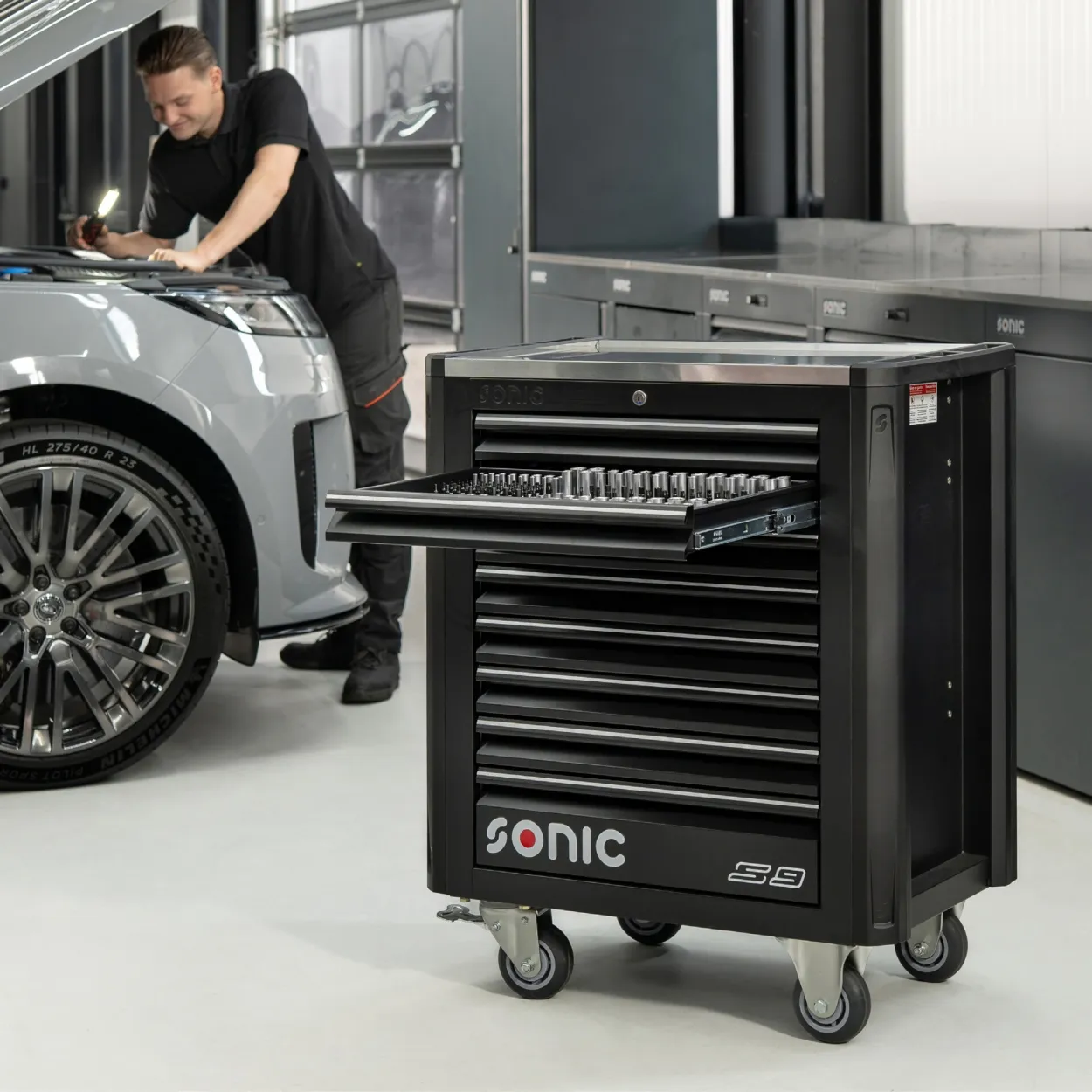 NEXT S9 Werkstattwagen schwarz und leer – next s9 black at work